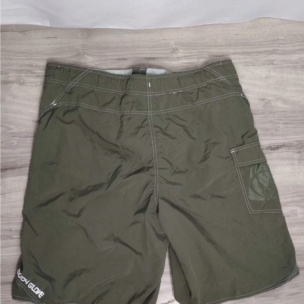 Body glove Olive Green Cargo Shorts size L pre owned good condition